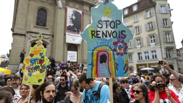 Manifestation du "Collectif R" contre les renvois devant l'église Saint-Laurent à Lausanne, 9.05.2015. [Keystone - Jean-Christophe Bott]