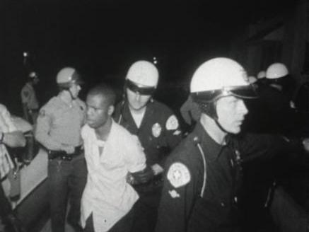 La police procédera à 4000 arrestations lors des émeutes de Watts en 1965. [RTS]