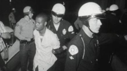 La police procédera à 4000 arrestations lors des émeutes de Watts en 1965. [RTS]