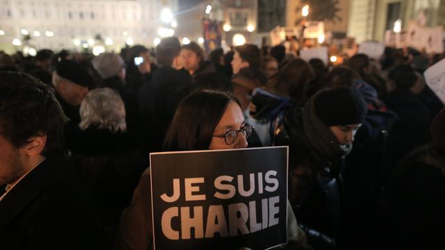 Des Parisiens se rassemblent Place de la République pour la deuxième soirée consécutive. [Marco Bertorello]