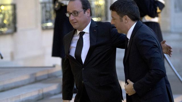 François Hollande a accueilli Matteo Renzi à l'Elysée avant de s'envoler pour Moscou à la rencontre de Vladimir Poutine. [AP/Keystone - Michel Euler]