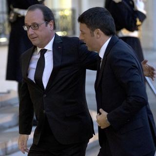 François Hollande a accueilli Matteo Renzi à l'Elysée avant de s'envoler pour Moscou à la rencontre de Vladimir Poutine. [AP/Keystone - Michel Euler]