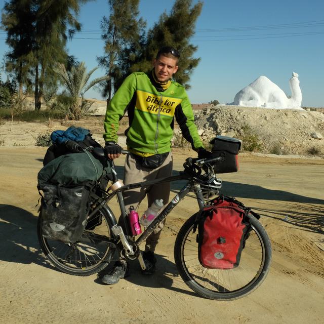 Olivier Rochat à l'oasis Bawiti, en Egypte. [bikeforafrica.ch]