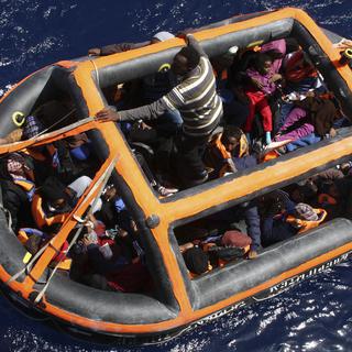 Des migrants récupérés par la marine allemande en Méditerranée. [Sascha Jonack]