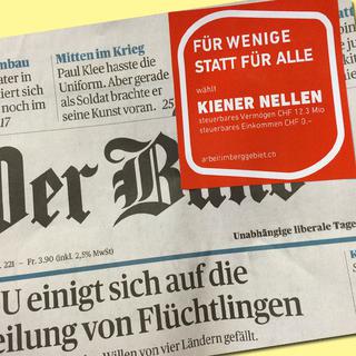 La campagne négative prend la forme d’un autocollant rouge collé sur toutes les éditions de la Berner Zeitung et du Bund. [RTS]