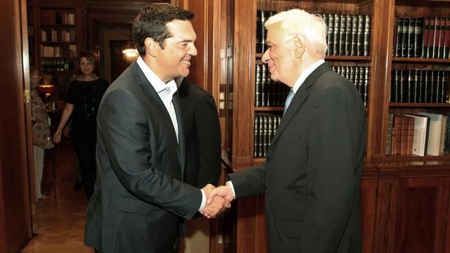 Alexis Tsipras (gauche) vient présenter sa démission au président grec Prokopis Pavlopoulos, ce jeudi soir 20 août 2015 à Athènes. [EPA/PANTELIS SAITAS
Droit de l’image]