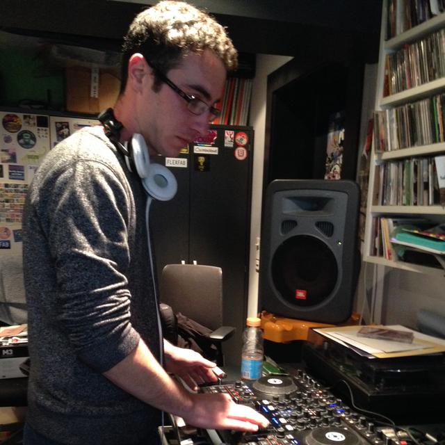 DJ Drea dans les studios de Couleur 3 pour "Set Actuel".