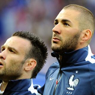 Mathieu Valbuena (à gauche) et Karim Benzema avant un march amical opposant la France à la Jamaïque en juin 2014. [PHILIPPE HUGUEN / AFP]