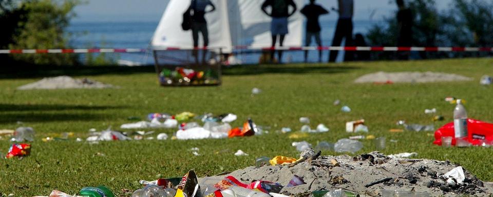 Le parc du Bourget, à Lausanne, doit régulièrement faire face à d'abondants déchets. [Keystone - Fabrice Coffrini]