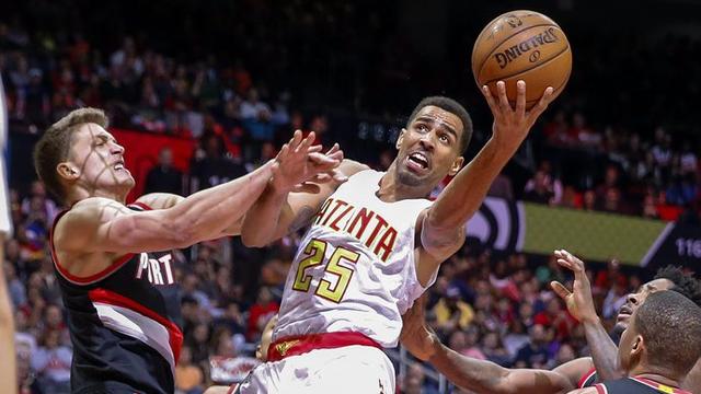 Sefolosha (maillot clair) dans ses oeuvres face aux Trail Blazers. [Erick Corbis]