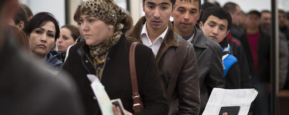 Migrants au centre d'enregistrement de Sakharovo, près de Moscou, 22.04.2015. [AP/Keystone - Alexander Zemlianichenko]