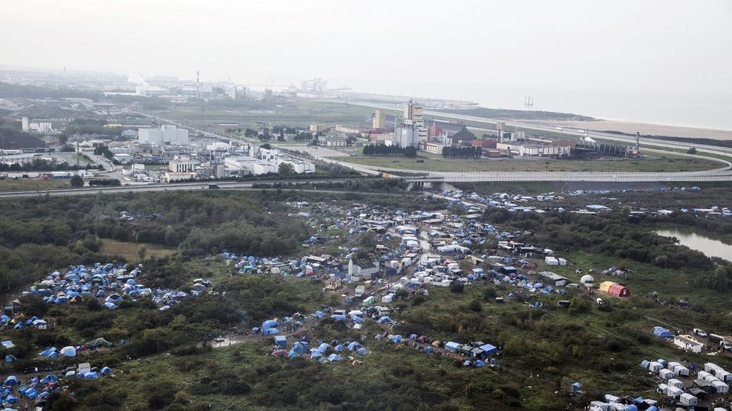 la "Jungle" est située dans une zone industriellement classée à risque en raison de la proximité immédiate de deux usines chimiques. [EPA/Keystone - Yoan Valat]