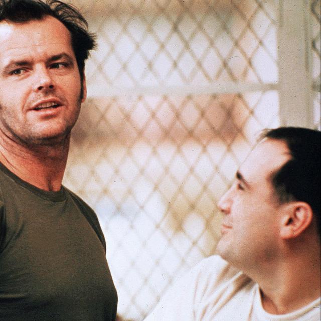 Jack Nicholson et Danny de Vito dans "Vol au-dessus d'un nid de coucou" de Milos Forman (1975). [United Artists/Fantasy Films / The Kobal Collection / AFP]