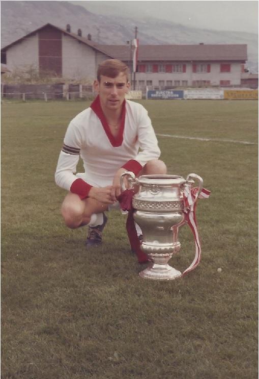 Le même Georgy,toujours avec la Coupe, mais sans la barbe. Le résultat d'un pari lancé avant la finale. [Droits réservés]