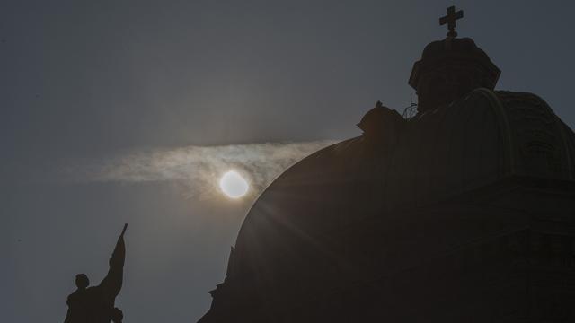 L'éclipse partielle de soleil au-dessus de la coupole du palais fédéral, le 20 mars 2015.