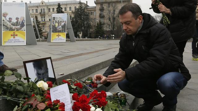 La foule a été nombreuse à rendre hommage à Boris Nemtsov, abattu vendredi. [AP Photo/Sergei Chuzavkov]