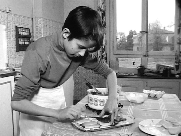 Le petit Marc-André L'Huillier prépare un pavé au chocolat, 1969. [RTS]
