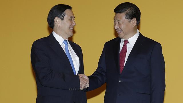 La poignée de main entre Ma Ying-jeou et Xi Jinping. [AP Photo/Wong Maye-E]