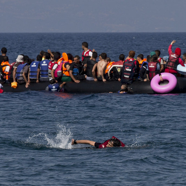 Un bateau de réfugiés syrien arrivant en Grèce en septembre 2015. [Keystone - Petros Giannakouris.]