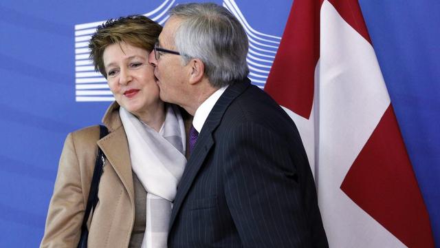 Simonetta Sommaruga reçue par Jean-Claude Juncker à Bruxelles [Keystone - OLIVIER HOSLET]