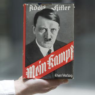 Présentation du livre d'Adolf Hitler lors d'une conférence de presse à Nuremberg (D), en avril 2012. [AP Photo/dapd, Lennart Preiss]