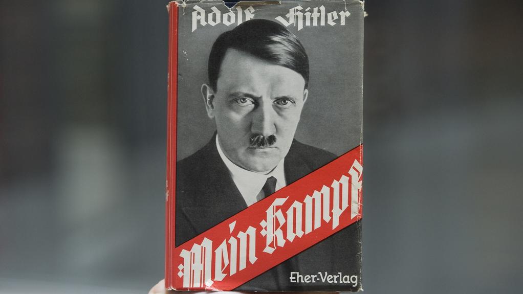 Présentation du livre d'Adolf Hitler lors d'une conférence de presse à Nuremberg (D), en avril 2012. [AP Photo/dapd, Lennart Preiss]