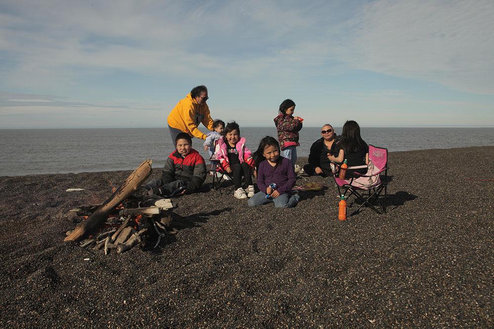 Une famille Inupiat profite d'un dimanche à la plage [Andrea Sautereau]