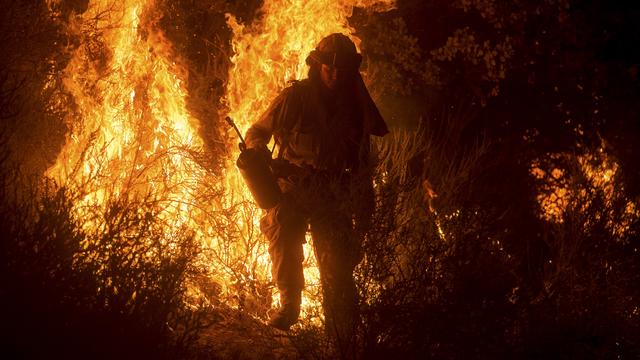 Plus de 5000 pompiers sont mobilisés actuellement en Californie pour tenter d'éteindre les gigantesques incendies qui se rapprochent des maisons. [Noah Berger]