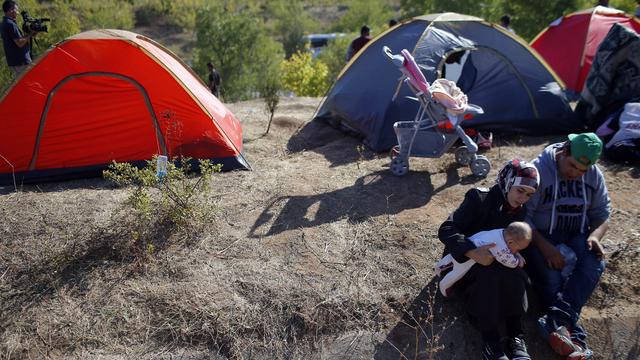 Une famille de migrants attend en Turquie avant de tenter de gagner l'Europe.