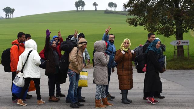 Des migrants attendent d'être enregistrés en Bavière, juste après avoir franchi la frontière avec l'Autriche. [AFP - Christof Stache]