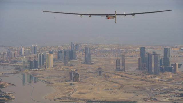 Solar Impulse 2 au-dessus d'Abou Dhabi, lors du vol d'essai du 26 février 2015. [EPA/JEAN REVILLARD / SOLAR IMPULSE/HAND]