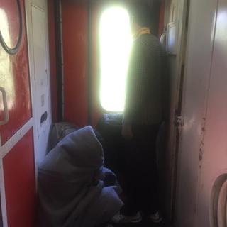 Raheem, un jeune migrant afghan rencontré dans un train traversant la Macédoine. [Twitter - Nicolae Schiau]