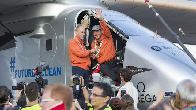 André Borschberg, ici avec Bertrand Piccard, lors de son arrivée à Hawaï. [Eugene Tanner]