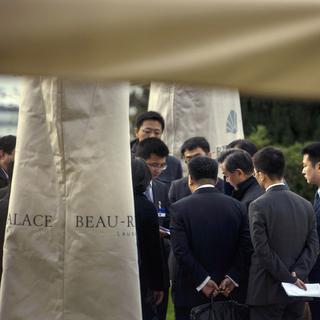 La délégation chinoise, mardi 31.03.2015, dans les jardins du palace lausannois. [AP/Keystone - Brendan Smialowski/pool]