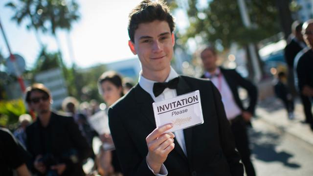 Depuis le début du Festival de Cannes, tous les jours c'est le même rituel: pancartes à la main, ils demandent des invitations à d’autres festivaliers, professionnels ou journalistes.