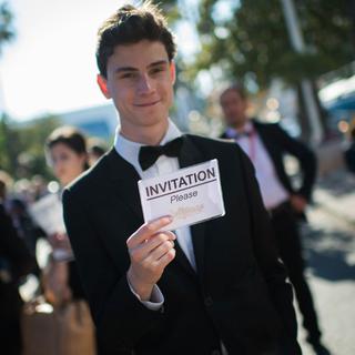 Depuis le début du Festival de Cannes, tous les jours c'est le même rituel: pancartes à la main, ils demandent des invitations à d’autres festivaliers, professionnels ou journalistes.