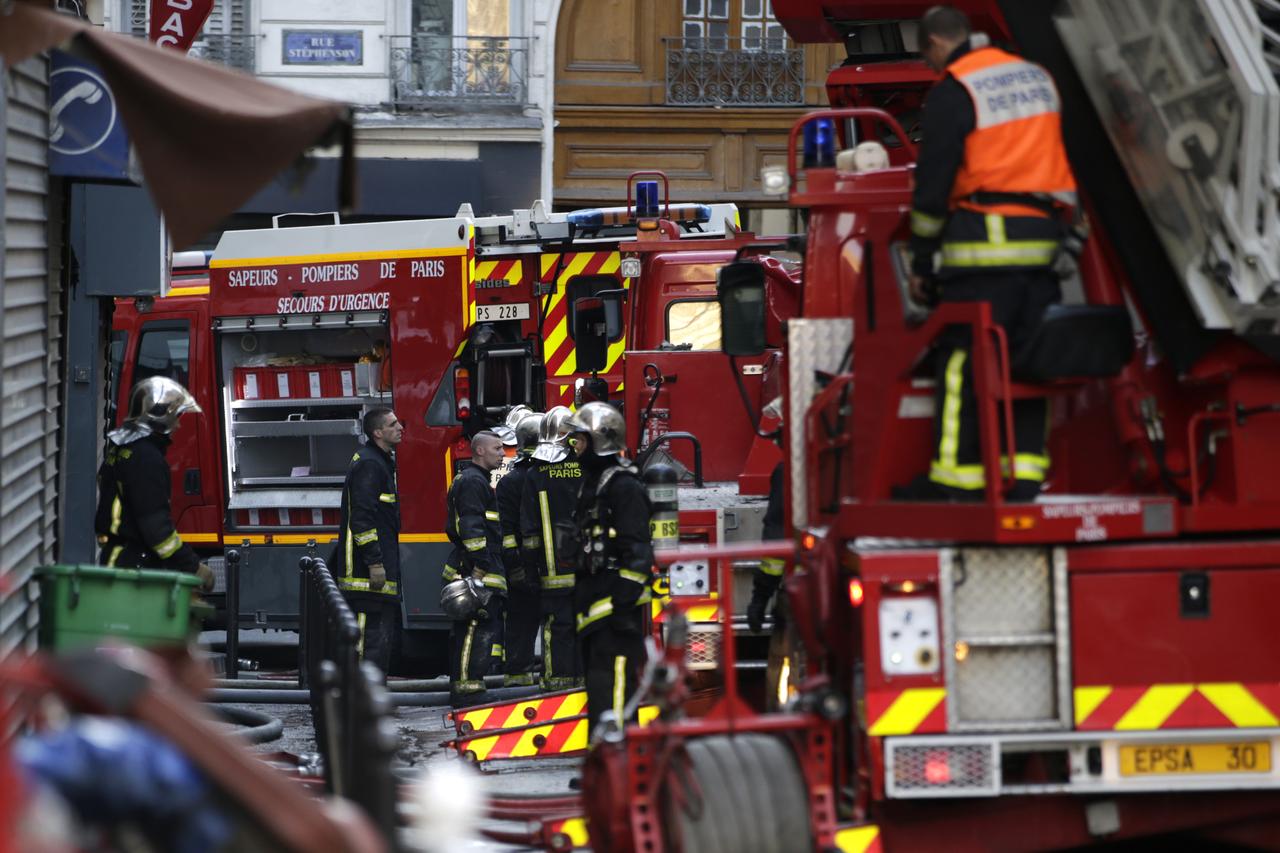 Une centaine de pompiers ont été mobilisés pour combattre l'incendie. [AFP - Kenzo Tribouillard]