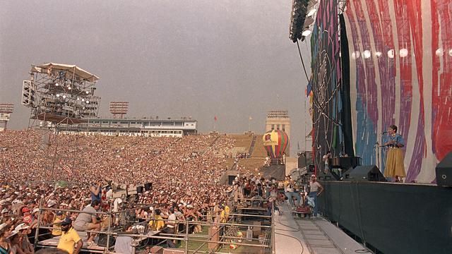 Joan Baez lors d'un concert pour récolter des fonds contre la famine au JFK Stadium de Philadelphie en 1985. [AP Photo/Amy Sancetta]