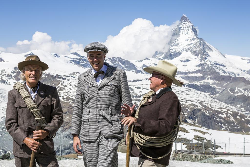 Pour les 150 ans du Cervin, une cinquantaine de guides de montagne se sont déguisés pour monter au Gornergrat. Le président du PDC Christophe Darbellay se trouvait parmi eux. [KEYSTONE - Dominic Steinmann]