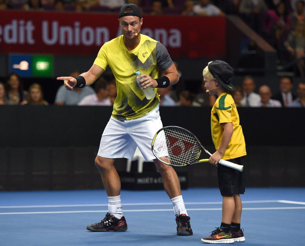 Hewitt donne quelques conseils à son fils Cruz pour mener la vie dure à Federer. [KEYSTONE - Paul Miller]