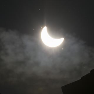 L'éclipse était voilée par les nuages à Lucerne. [key - Anthony Anex]