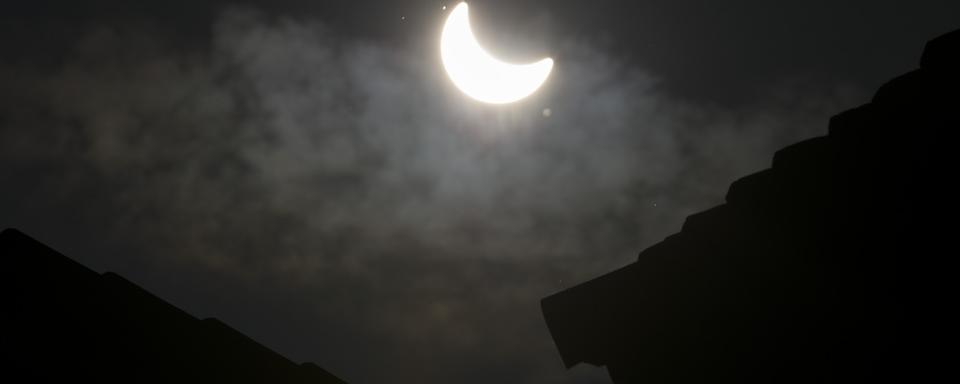 L'éclipse était voilée par les nuages à Lucerne. [key - Anthony Anex]