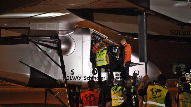 Le pilote André Boschberg s'apprête à décoller sur le tarmac d'Ahmadabad, en Inde, alors que son co-équipier Bertrand Piccard restera au sol. [Keystone - AP Photo/Ajit Solanki]