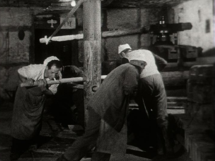 Hommes au pressoir à Concise en 1956. [RTS]