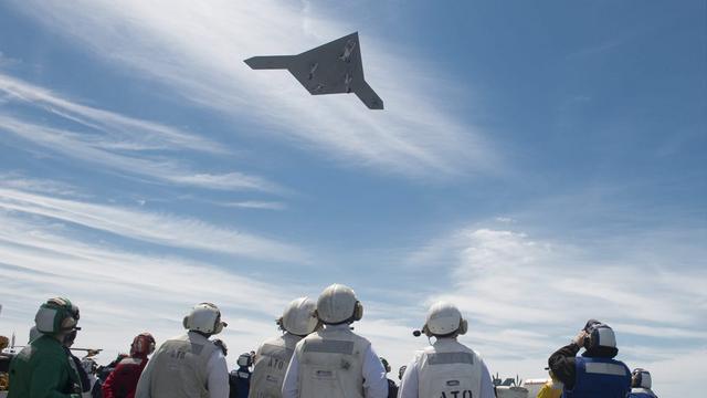 Le drone américain X-47B agit déjà de façon autonome. [Navy media content service/EPA/Keystone - Timothy Walter]