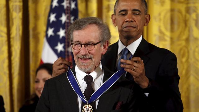 Le réalisateur Steven Spielberg, 68 ans, a reçu la plus haute distinction civile des mains du président américain. [Carlos Barria]