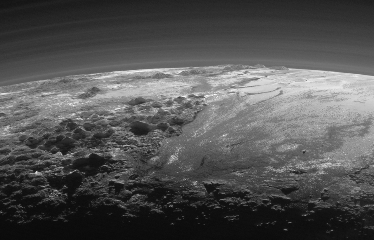 La surface de Platon alors que le soleil descend à l'horizon. [NASA]