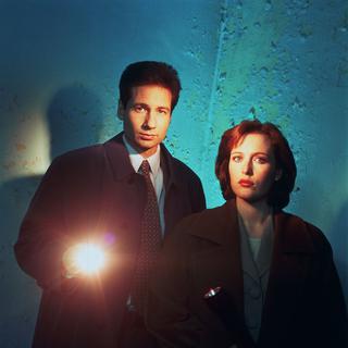 La série X-Files avec David Duchovny et Gillian Anderson, alias Mulder et Scully. [facebook.com/pages/The-X-Files]