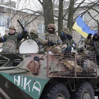 Forces armées ukrainiennes dans les rues de Volnovakha. [Alexander Ermochenko]