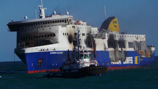 Le ferry a été tiré de la haute mer jusqu'à Brindisi, en Italie. [EPA/Biagio Claudio Longo]